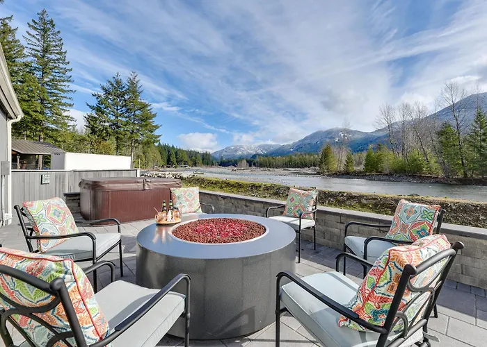 Riverfront Home With Deck, Near Mount Rainier!