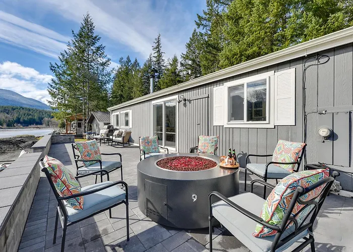 Riverfront Home With Deck, Near Mount Rainier!