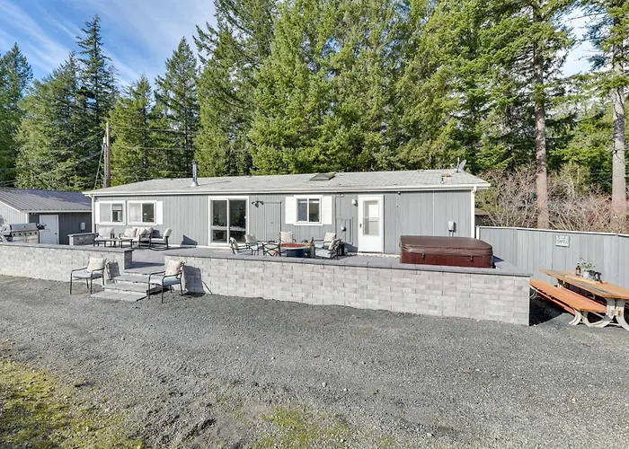 Riverfront Home With Deck, Near Mount Rainier!