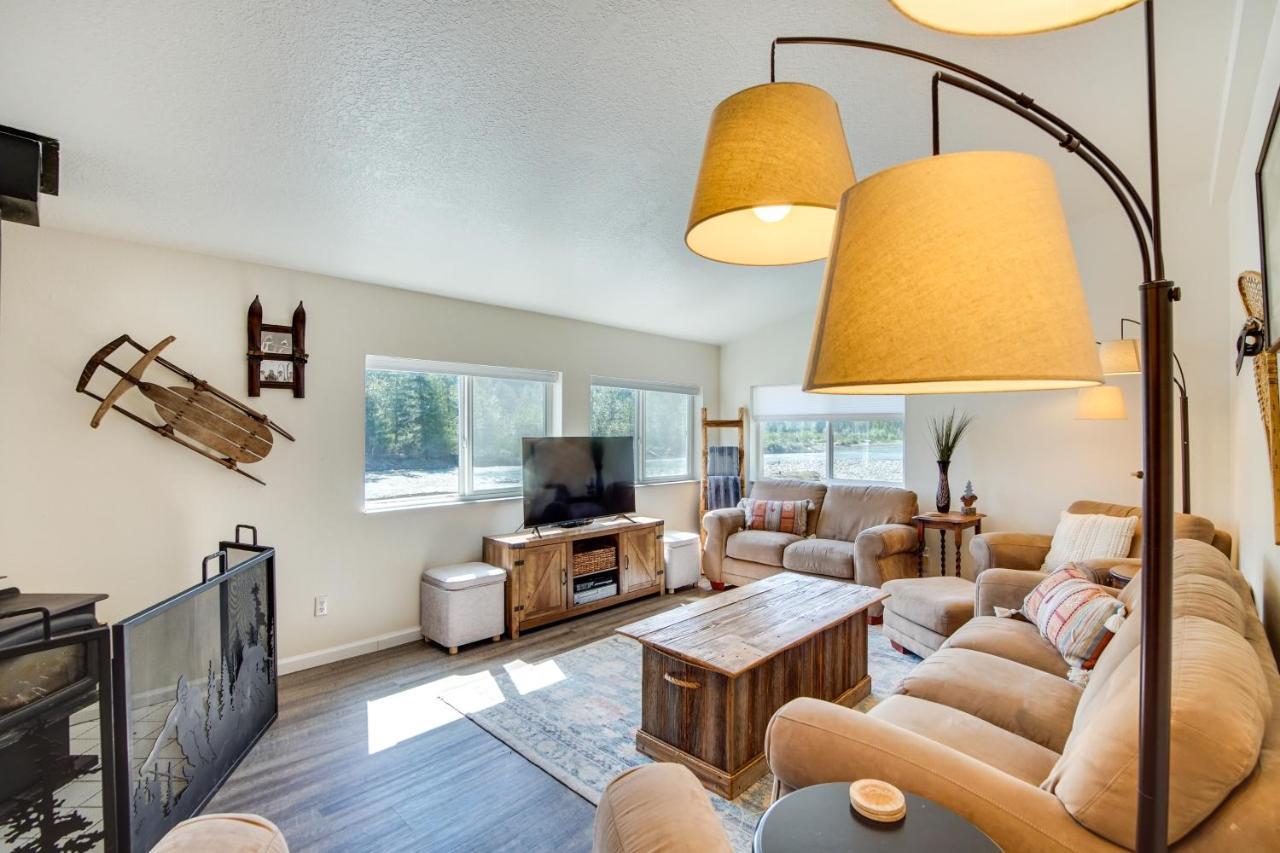 Riverfront With Deck, Near Mount Rainier!