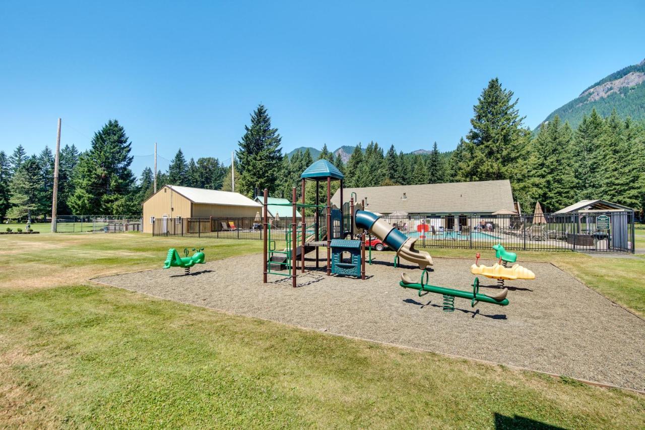 Holiday home Riverfront With Deck, Near Mount Rainier! Packwood