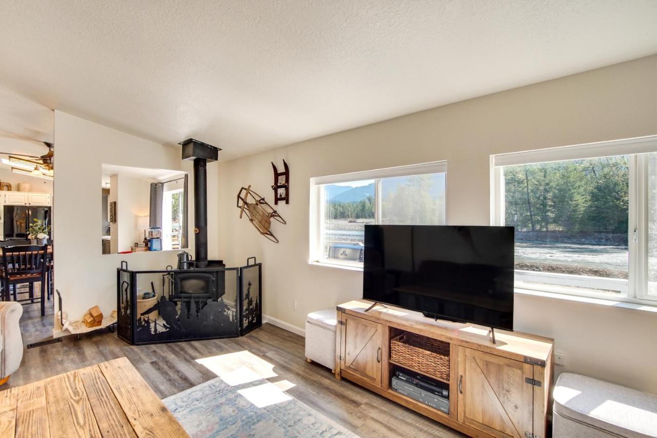 Riverfront With Deck, Near Mount Rainier! Holiday home *