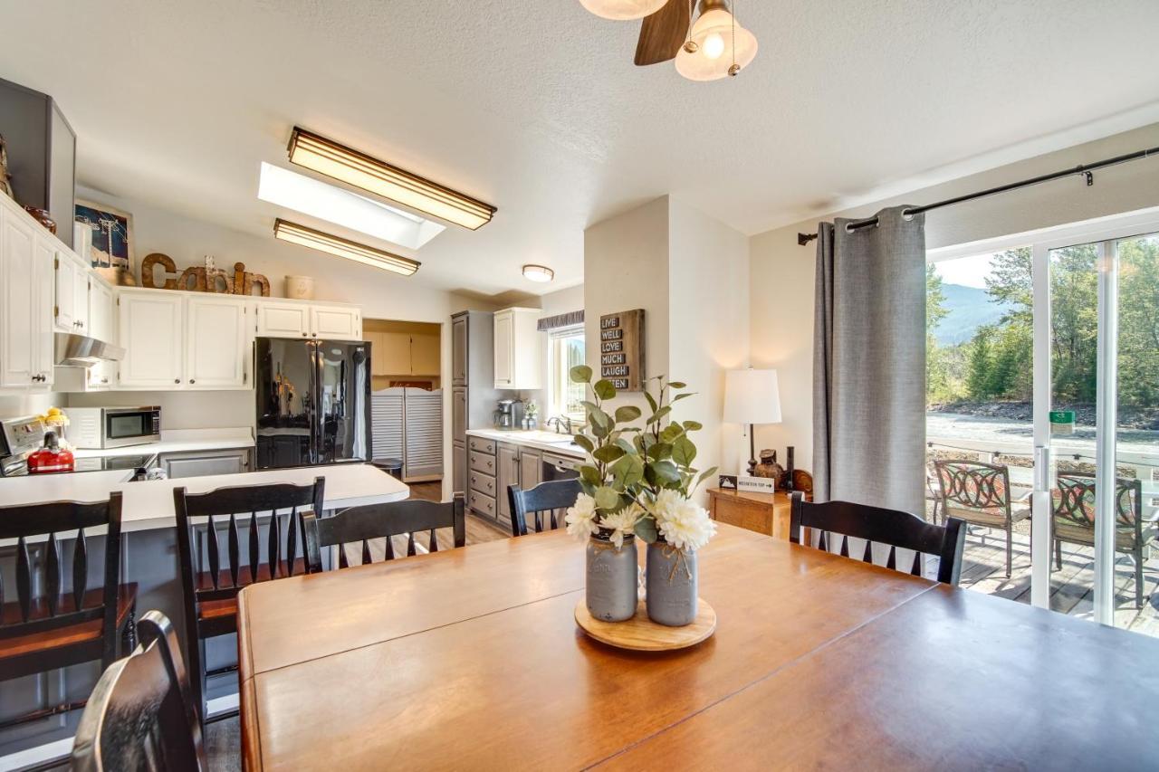 Holiday home Riverfront With Deck, Near Mount Rainier! Packwood