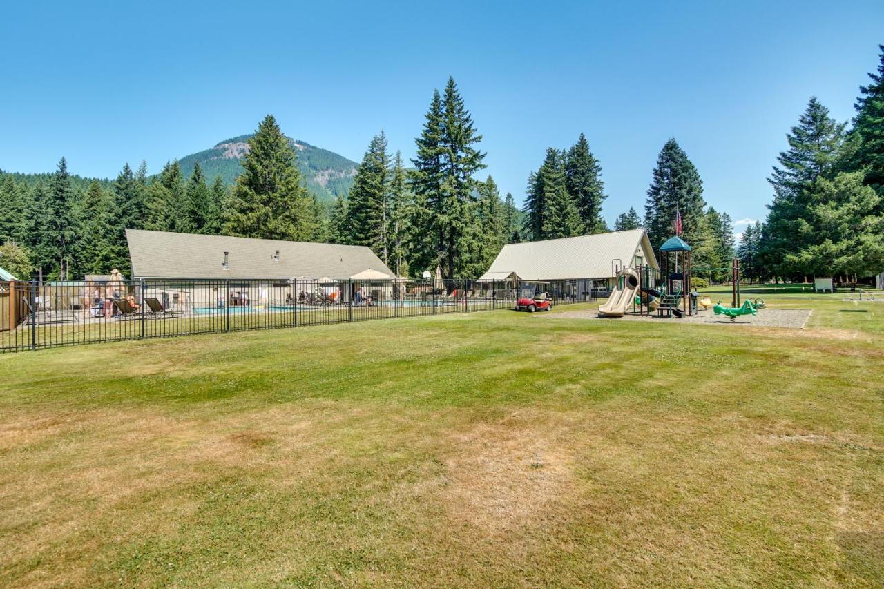 Riverfront With Deck, Near Mount Rainier! Holiday home