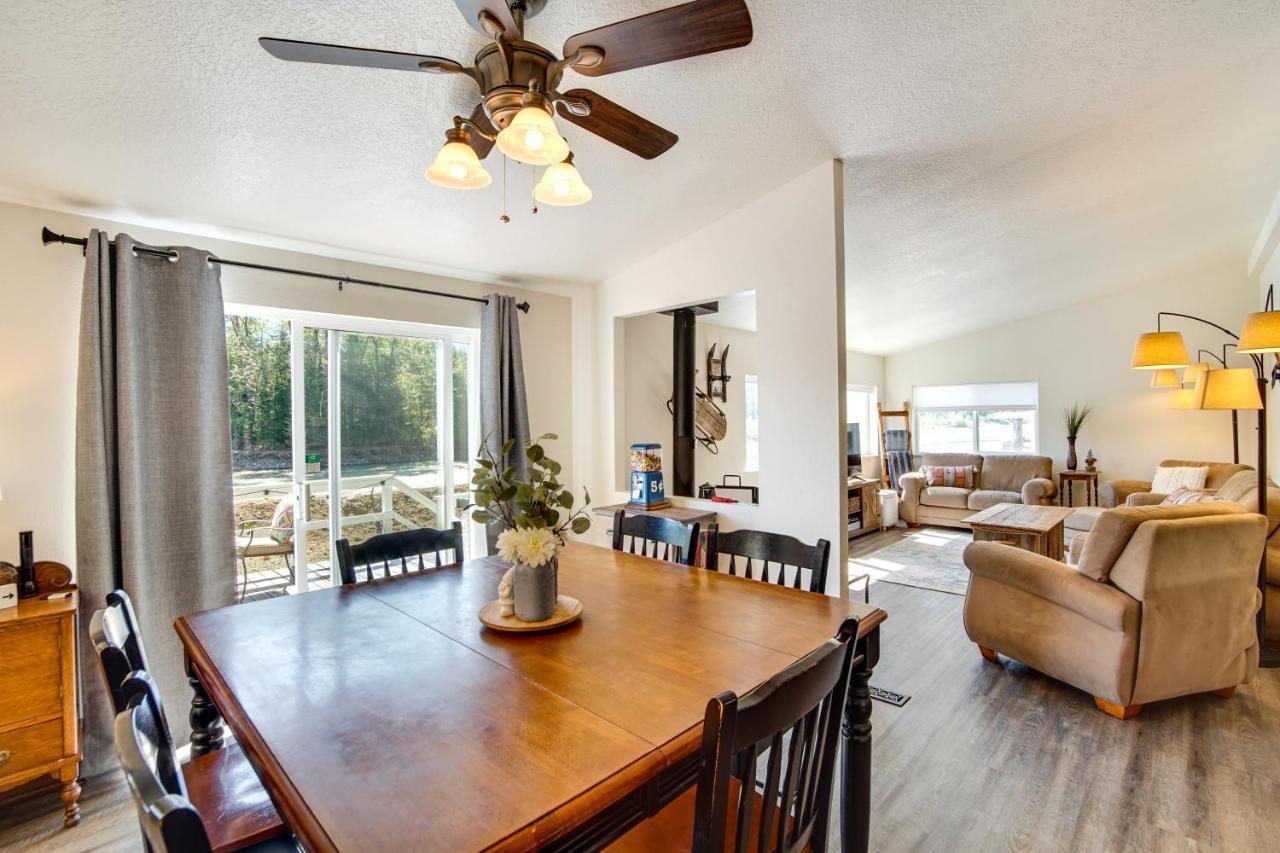 Holiday home Riverfront With Deck, Near Mount Rainier!