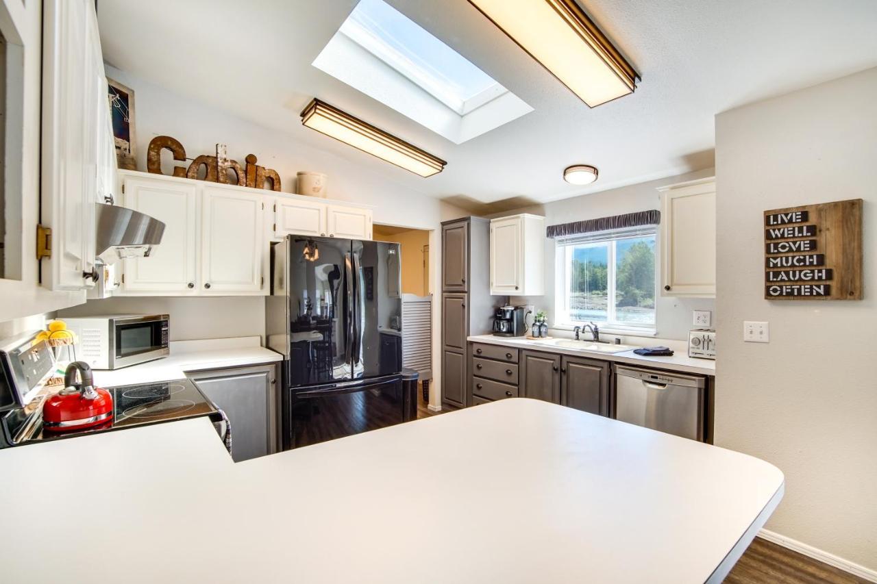 Holiday home Riverfront With Deck, Near Mount Rainier! *
