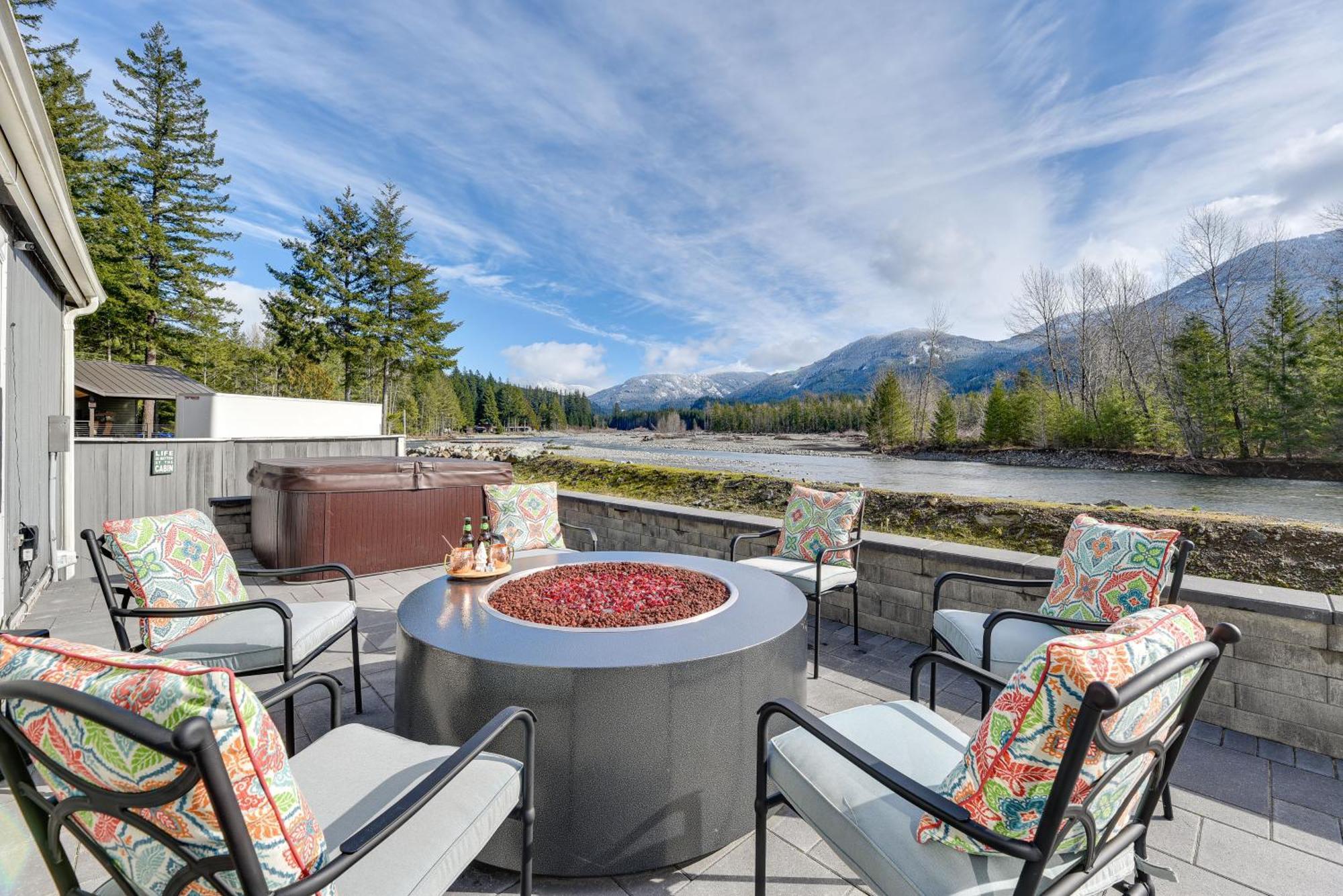 Holiday home Riverfront With Deck, Near Mount Rainier! *