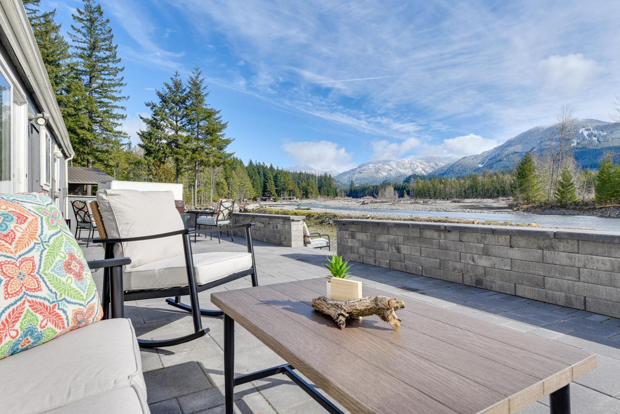 Riverfront With Deck, Near Mount Rainier! Holiday home Packwood