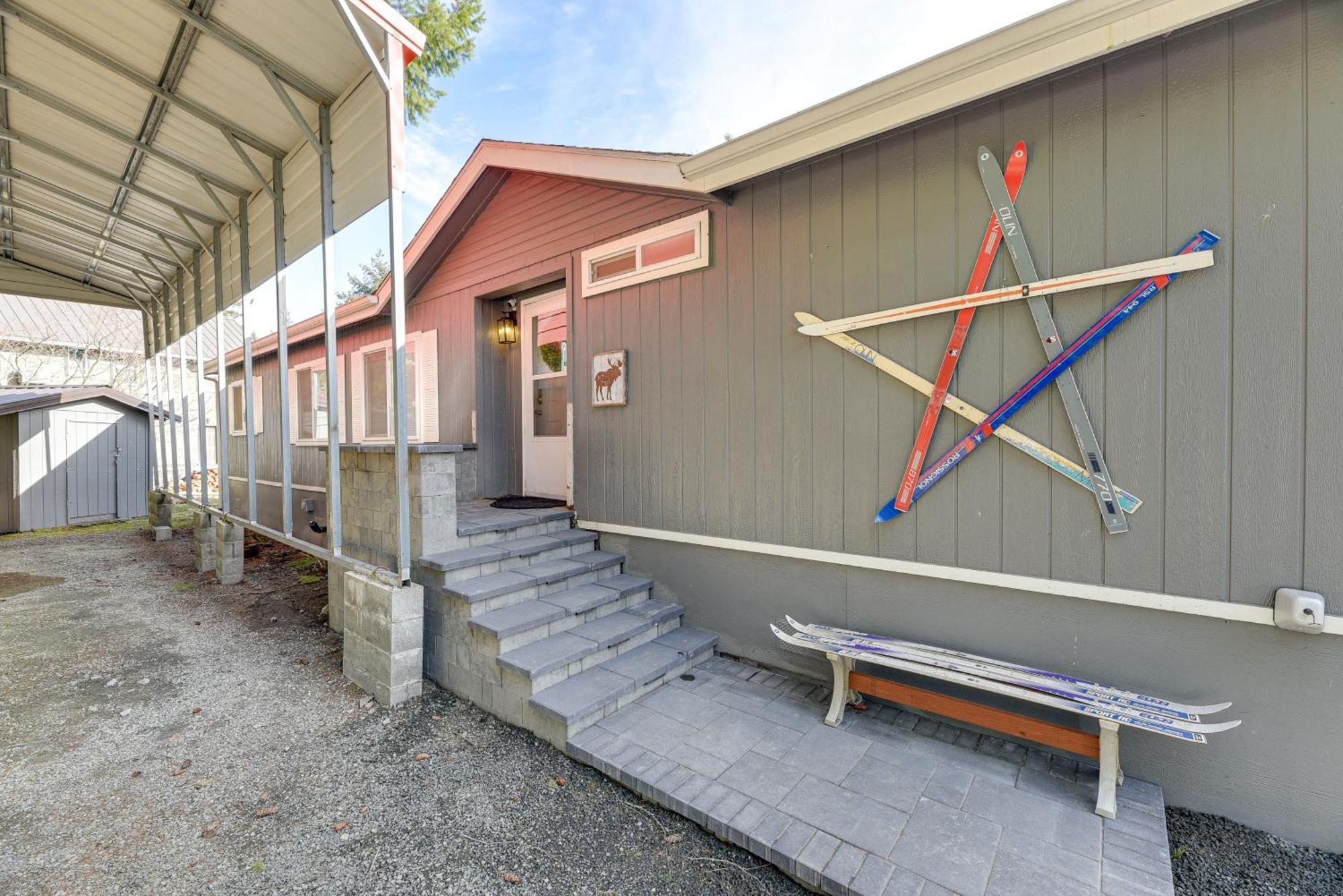 Holiday home Riverfront With Deck, Near Mount Rainier!