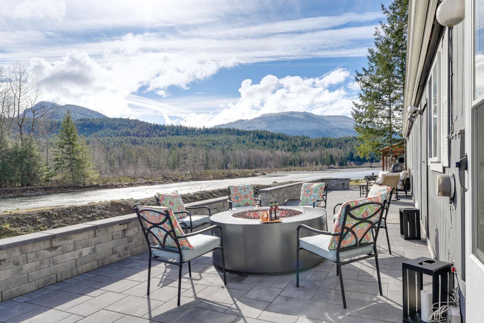Holiday home Riverfront With Deck, Near Mount Rainier! *