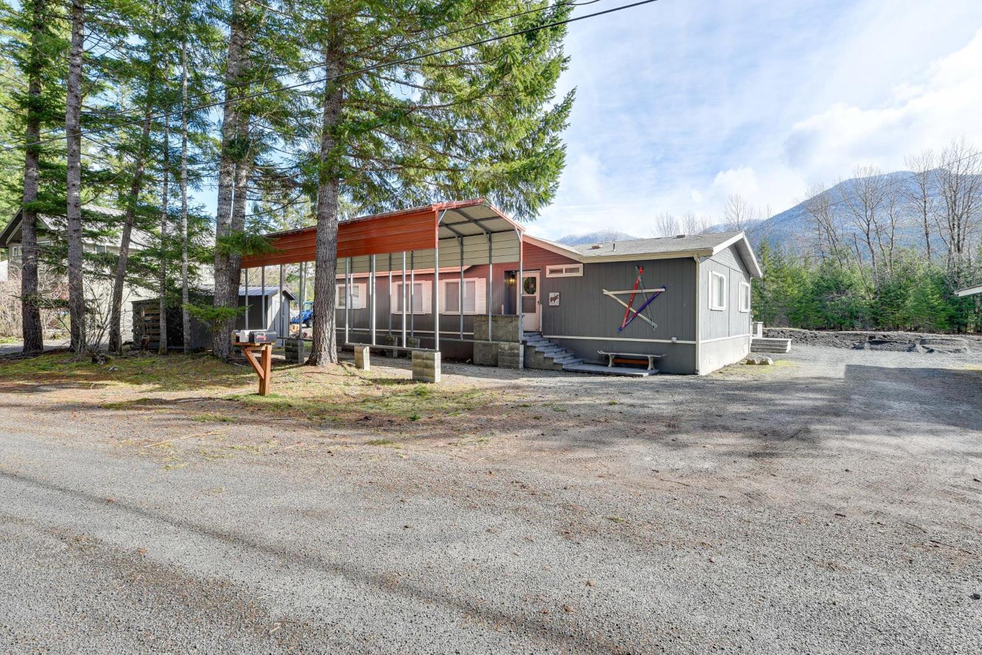 Riverfront With Deck, Near Mount Rainier! Holiday home Packwood