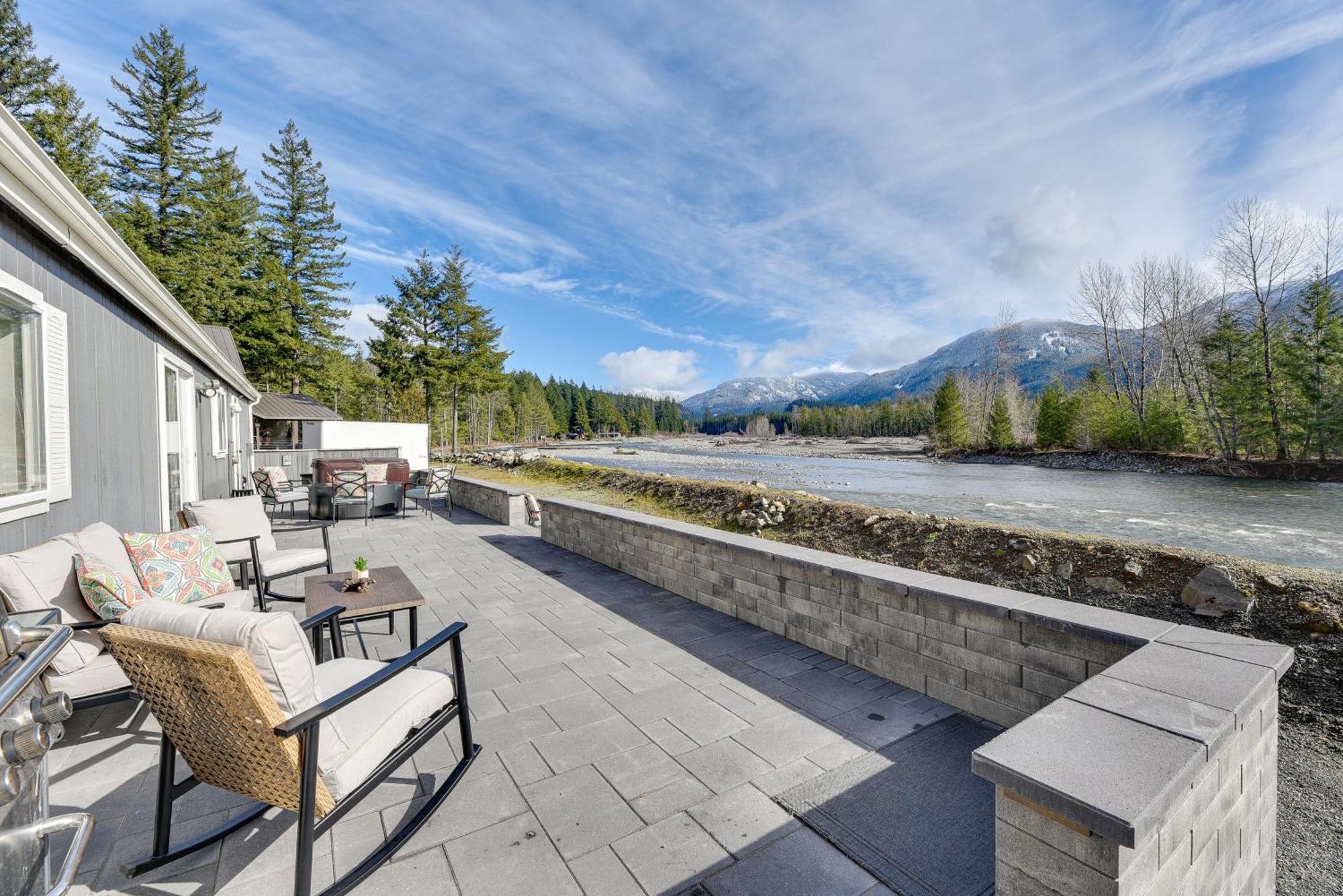 Riverfront With Deck, Near Mount Rainier!